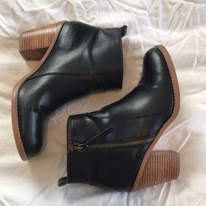 Ann Taylor Loft side zip ankle bootie